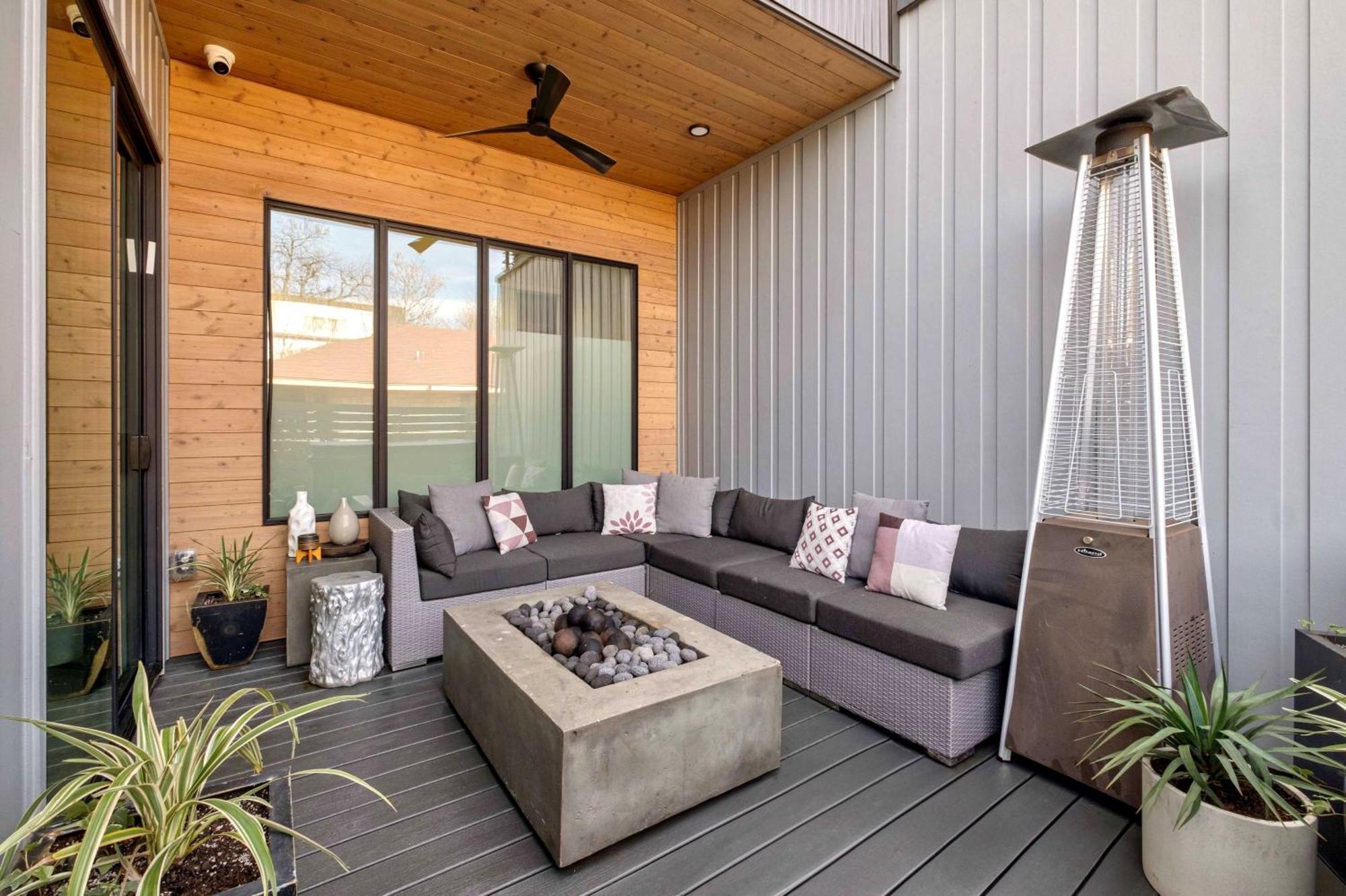 East Austin Flair With Hot Tub - Brass! Villa Bagian luar foto